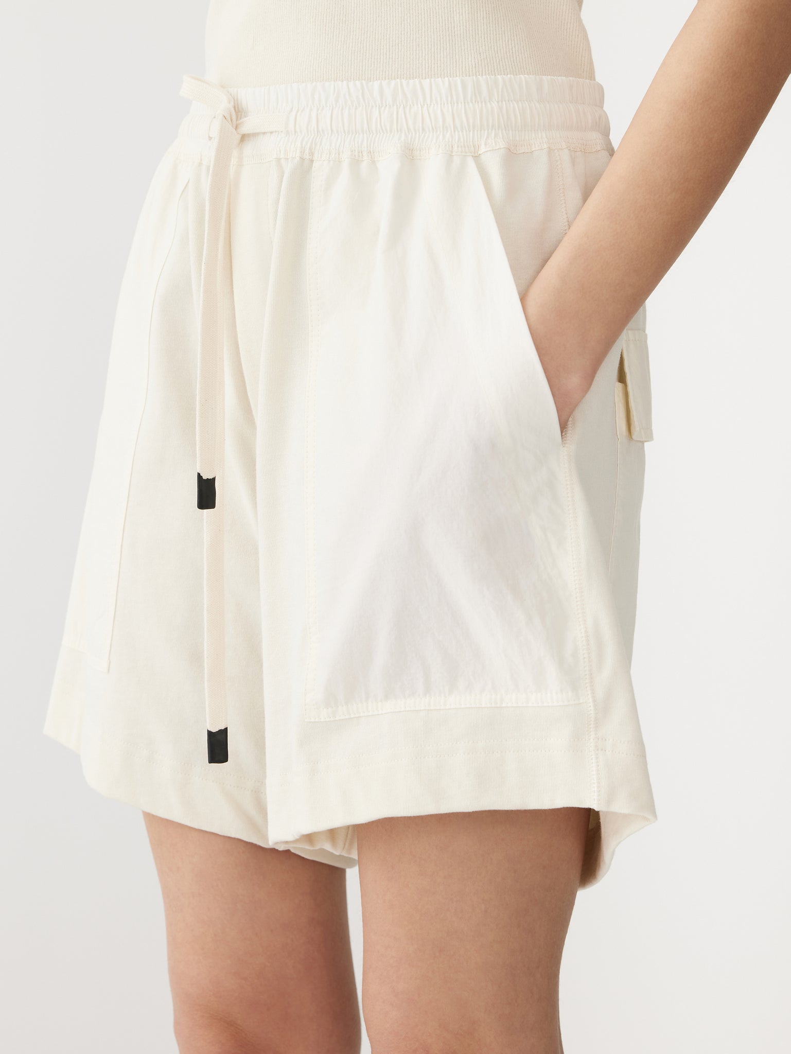 contrast pocket detail short