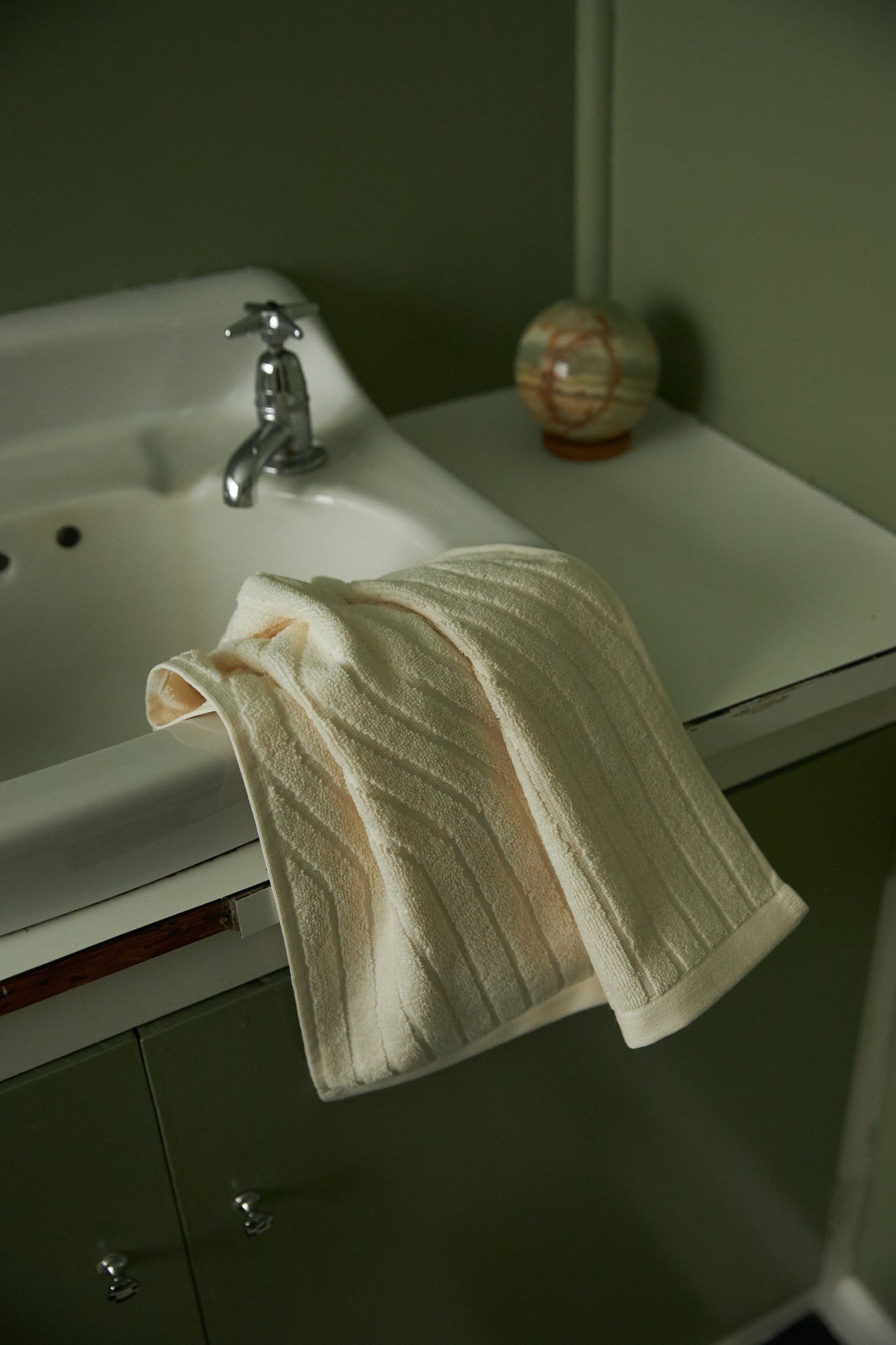 Virginia Hand Towel in Ivory